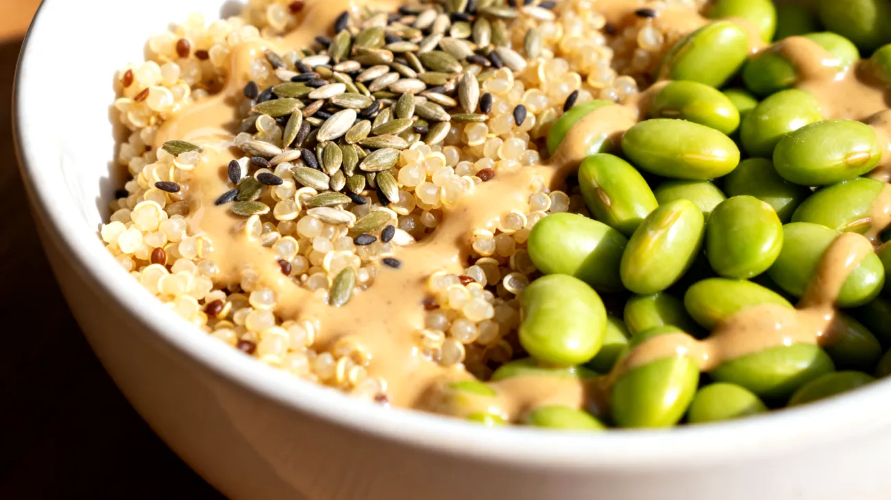 Bowl di quinoa con semi di canapa, edamame e tahini"